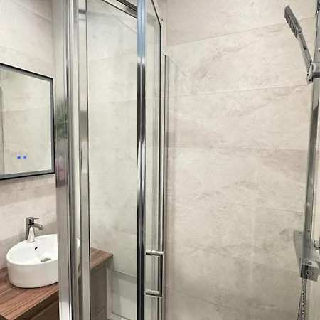 Elegant With Private Entrance Apartment