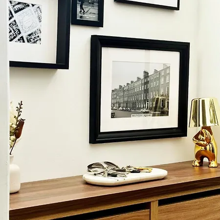 Elegant With Private Entrance Apartment *