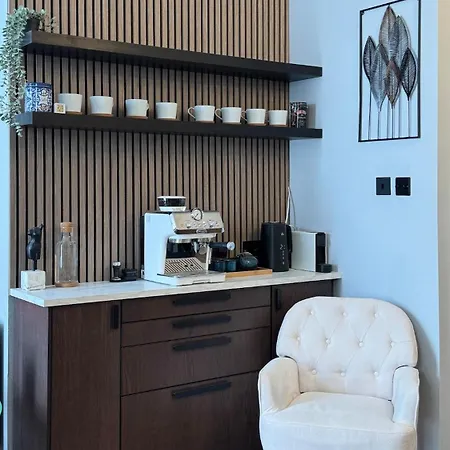 Elegant With Private Entrance Apartment *