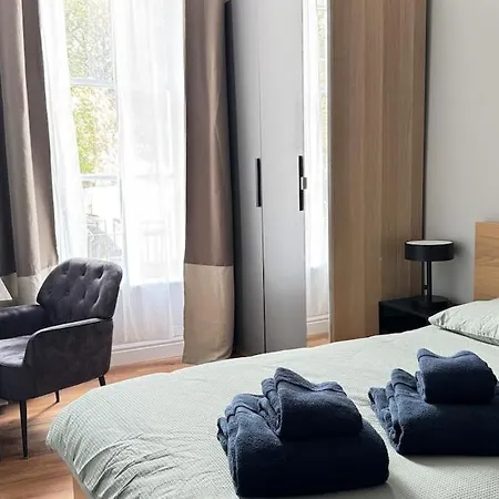 Elegant With Private Entrance
