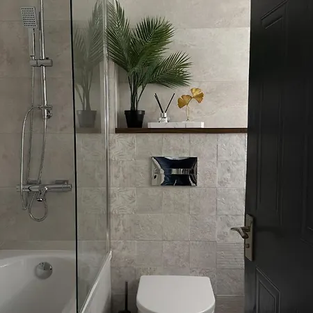 Elegant With Private Entrance Apartment